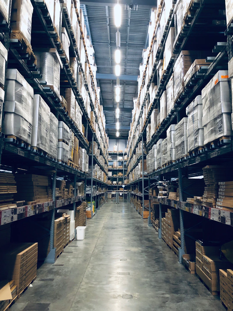 Caixas de encomenda organizadas em um centro de distribuição